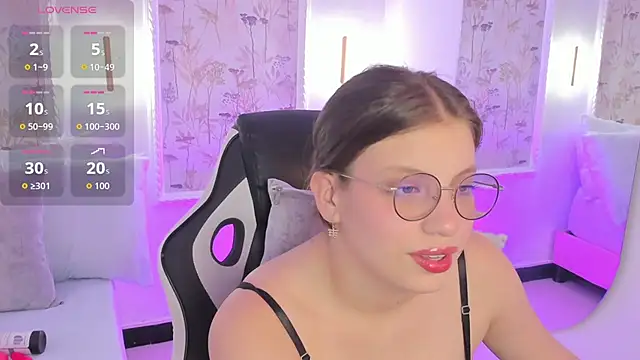 Snapshot of liiliie_petite chatting on 05-14-26, 07:11 liiliie petite online show from 05-14-26, 07:11