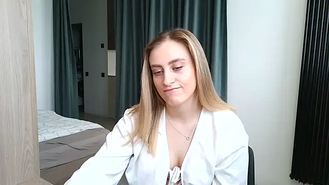 Snapshot of SugarBlondee chatting on 06-09-26, 11:33 SugarBlondee online show from 06-09-26, 11:33