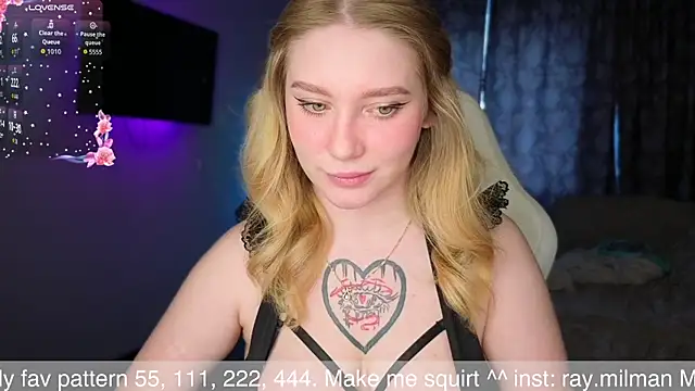 Snapshot of AliceMilr chatting on 04-25-26, 10:18 AliceMilr online show from 04-25-26, 10:18