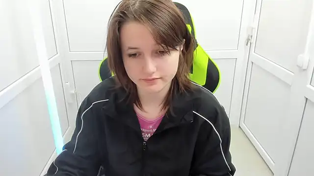 Snapshot of GoldenKiss chatting on 04-20-26, 07:00 GoldenKiss online show from 04-20-26, 07:00