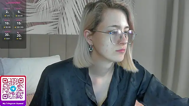 Lizzyvega online show from 05-25-26, 01:49