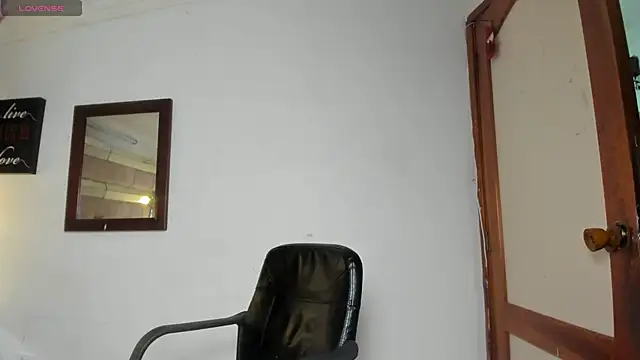 Snapshot of SarahQ65 chatting on 04-14-26, 01:38 SarahQ65 online show from 04-14-26, 01:38