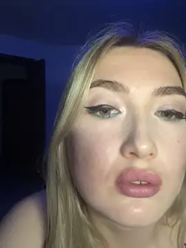 Snapshot of Mira_royy chatting on 05-27-26, 05:53 Mira royy online show from 05-27-26, 05:53