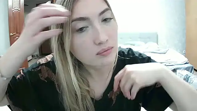 Snapshot of Mira_royy chatting on 05-29-26, 04:13 Mira royy online show from 05-29-26, 04:13