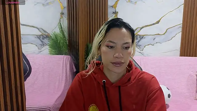 Snapshot of alonddra_tay chatting on 06-15-26, 11:32 alonddra tay online show from 06-15-26, 11:32