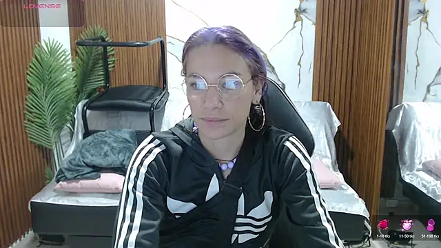 Snapshot of alonddra_tay chatting on 07-10-26, 11:43 alonddra tay online show from 07-10-26, 11:43
