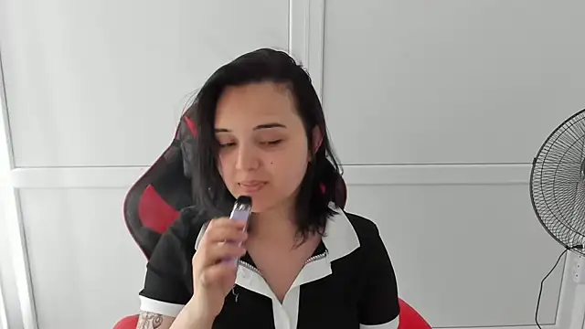 Snapshot of Caroline_cutte chatting on 06-06-26, 02:55 Caroline cutte online show from 06-06-26, 02:55