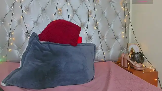 Snapshot of Sharonxt chatting on 05-15-26, 04:49 Sharonxt online show from 05-15-26, 04:49