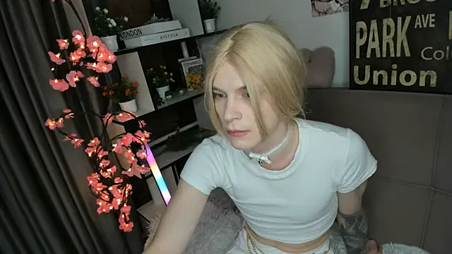 Snapshot of TwinkWhite chatting on 05-30-26, 09:53 TwinkWhite online show from 05-30-26, 09:53