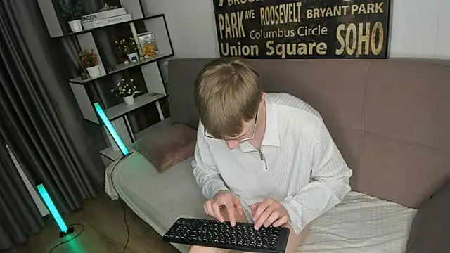Snapshot of TwinkWhite chatting on 05-17-26, 09:04 TwinkWhite online show from 05-17-26, 09:04