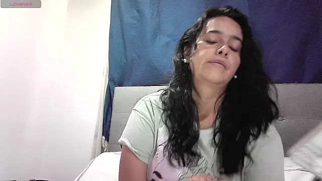 Snapshot of Estefany-magic chatting on 07-22-26, 01:35 Estefany-magic online show from 07-22-26, 01:35