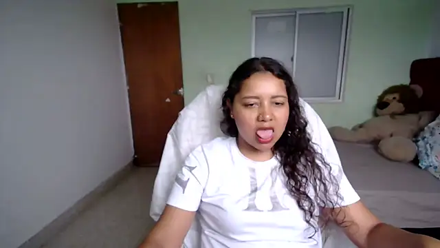 Snapshot of Ninibella chatting on 05-11-26, 04:04 Ninibella online show from 05-11-26, 04:04