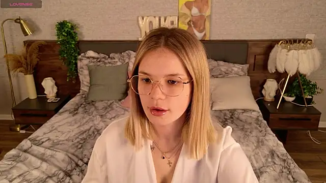 Snapshot of KimEvanss chatting on 05-14-26, 05:26 KimEvanss online show from 05-14-26, 05:26
