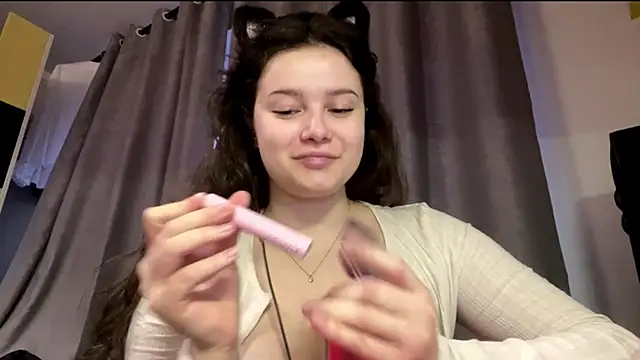 Snapshot of LonnaVandal chatting on 04-21-26, 05:52 LonnaVandal online show from 04-21-26, 05:52