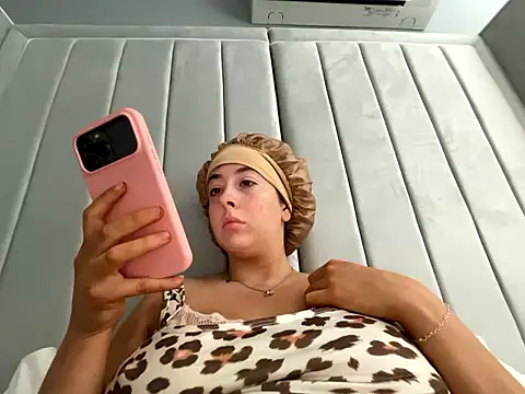 BrunetteBarbieXx  online show from 06-12-26, 09:07