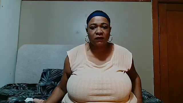 Snapshot of BUSTYQUEEN56_ chatting on 06-20-26, 07:08 BUSTYQUEEN56 online show from 06-20-26, 07:08
