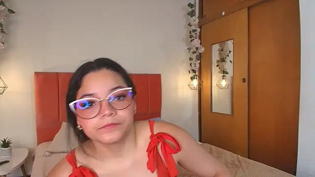 Snapshot of Shadya_ chatting on 06-12-26, 03:26 Shadya online show from 06-12-26, 03:26