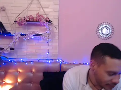 Snapshot of Aronandmoli69 chatting on 04-15-26, 11:49 Aronandmoli69 online show from 04-15-26, 11:49
