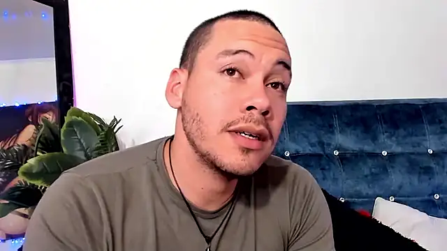 Snapshot of Aronandmoli69 chatting on 06-22-26, 01:44 Aronandmoli69 online show from 06-22-26, 01:44