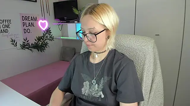 Snapshot of Neko_Sora chatting on 05-19-26, 01:56 Neko Sora online show from 05-19-26, 01:56