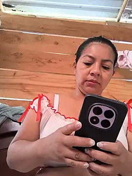 Snapshot of Tamaraxxx_hot chatting on 06-21-26, 12:44 Tamaraxxx hot online show from 06-21-26, 12:44