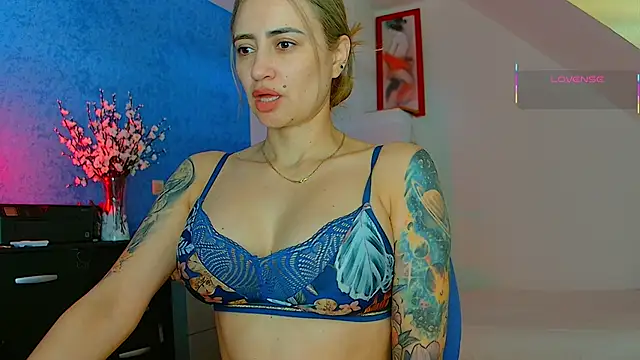 Snapshot of pennyyy_ chatting on 05-16-26, 10:25 pennyyy online show from 05-16-26, 10:25
