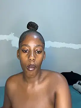 petite bee online show from 04-18-26, 04:53