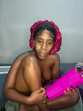 Snapshot of petite_bee chatting on 06-02-26, 04:01 petite bee online show from 06-02-26, 04:01