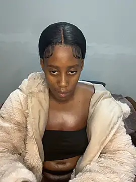 Snapshot of petite_bee chatting on 07-06-26, 02:18 petite bee online show from 07-06-26, 02:18