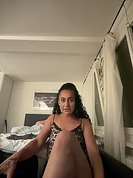 Snapshot of CurlyRouge chatting on 06-02-26, 10:21 CurlyRouge online show from 06-02-26, 10:21