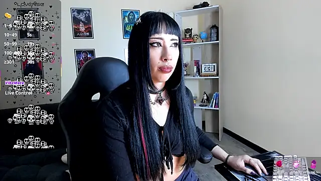 Snapshot of Ravenelle_ chatting on 04-18-26, 10:43 Ravenelle online show from 04-18-26, 10:43