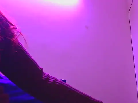 Snapshot of tinny_emiily chatting on 04-28-26, 02:27 tinny emiily online show from 04-28-26, 02:27