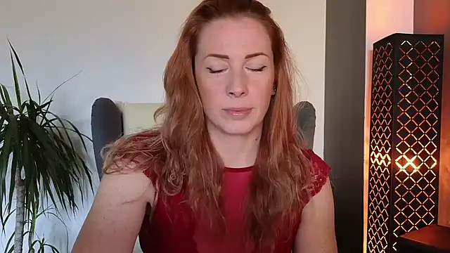 Snapshot of Sharon_Red chatting on 10-21-25, 09:30 Sharon Red online show from 10-21-25, 09:30