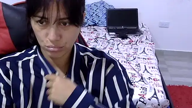 Snapshot of Bandida553 chatting on 06-11-26, 12:23 Bandida553 online show from 06-11-26, 12:23