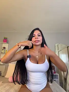 Snapshot of Elara_Luxe chatting on 05-15-26, 09:46 Elara Luxe online show from 05-15-26, 09:46