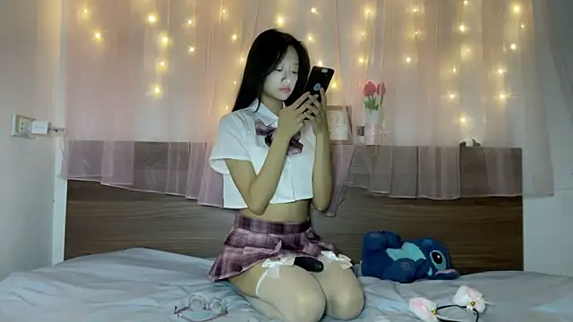 Snapshot of shy_pink_doll chatting on 06-08-26, 03:12 shy pink doll online show from 06-08-26, 03:12