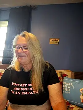 Snapshot of RavensLove chatting on 05-15-26, 04:05 RavensLove online show from 05-15-26, 04:05