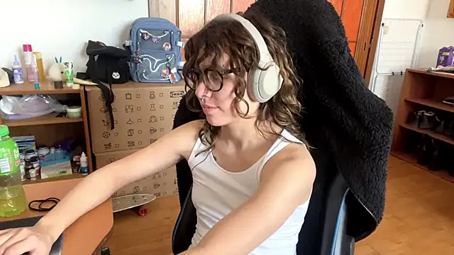 Snapshot of PillowPeachX chatting on 05-04-26, 02:42 PillowPeachX online show from 05-04-26, 02:42