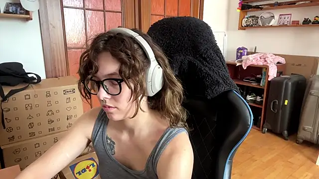 Snapshot of PillowPeachX chatting on 05-18-26, 10:09 PillowPeachX online show from 05-18-26, 10:09