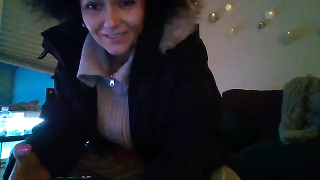 Snapshot of shyhornymommy chatting on 04-26-26, 08:50 shyhornymommy online show from 04-26-26, 08:50