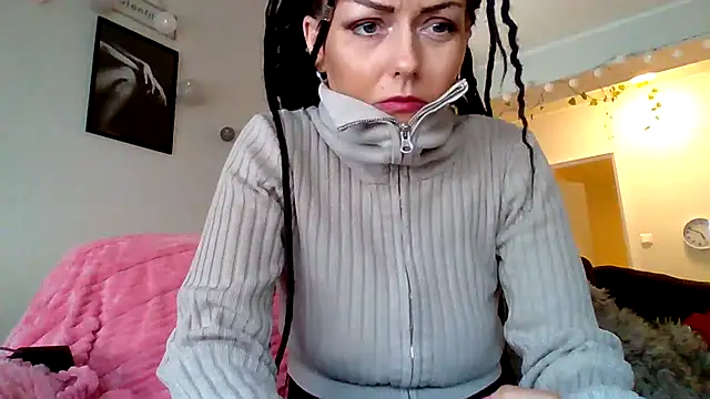 Snapshot of shyhornymommy chatting on 04-25-26, 02:47 shyhornymommy online show from 04-25-26, 02:47