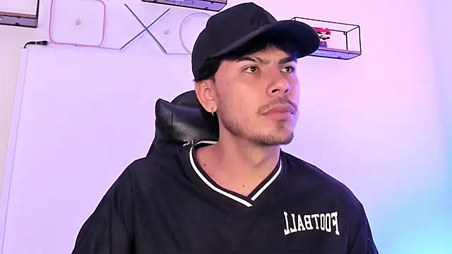 Snapshot of Izack_01 chatting on 04-15-26, 04:44 Izack 01 online show from 04-15-26, 04:44