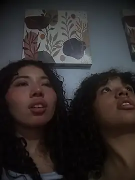 Snapshot of Chloe_and_Violeta chatting on 05-09-26, 03:43 Chloe and Violeta online show from 05-09-26, 03:43
