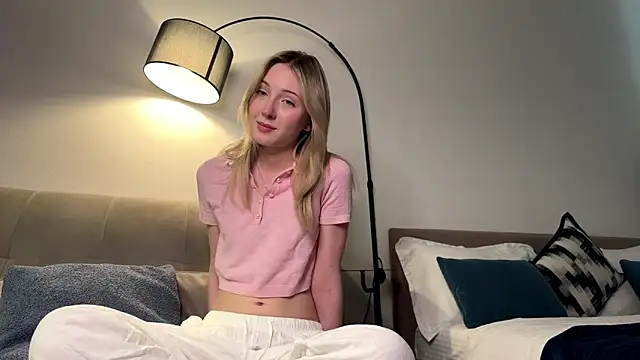 Snapshot of Kattie_Petite chatting on 04-21-26, 01:28 Kattie Petite online show from 04-21-26, 01:28