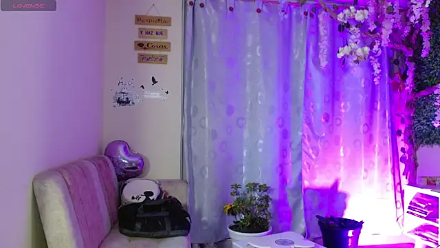 Snapshot of aprildumont chatting on 05-05-26, 09:34 aprildumont online show from 05-05-26, 09:34