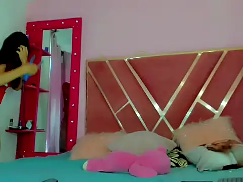 Snapshot of Dollcute_ chatting on 04-27-26, 01:09 Dollcute online show from 04-27-26, 01:09