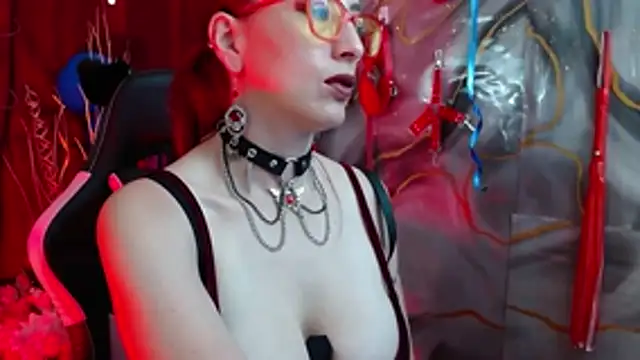 Snapshot of Queenscarlettsecret chatting on 07-16-26, 01:08 Queenscarlettsecret online show from 07-16-26, 01:08
