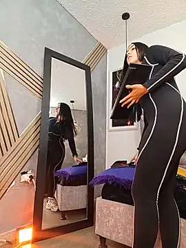 Snapshot of zoe_fit chatting on 05-21-26, 07:00 zoe fit online show from 05-21-26, 07:00
