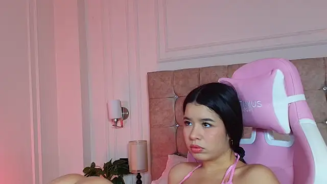 Snapshot of SophieBuitrago chatting on 05-26-26, 12:03 SophieBuitrago online show from 05-26-26, 12:03