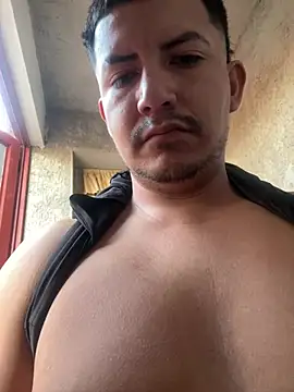 Snapshot of Alcantar01 chatting on 05-25-26, 01:10 Alcantar01 online show from 05-25-26, 01:10
